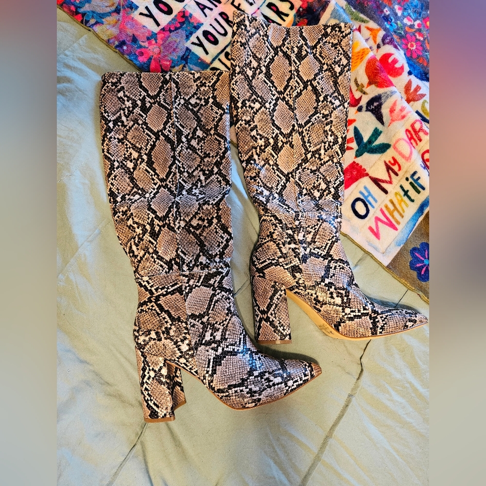 NWOB Lulus Size 7.5 Snakeskin Boots